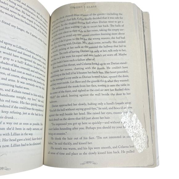 Throne of Glass by Sarah J Maas Paperback Ex Library Early Printing Edition - Picture 9 of 12